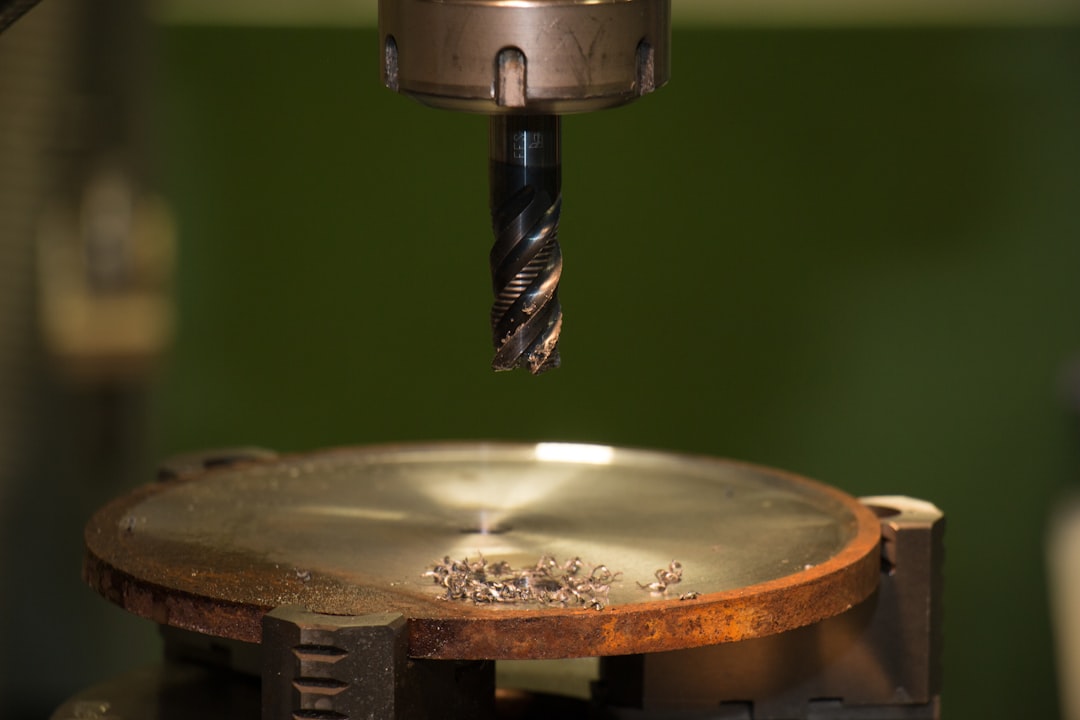 Read more about the article 【金屬車削加工】金屬車削加工效率提升：刀具、夾具與程序最佳化